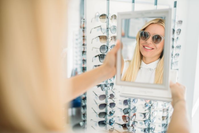 Femme qui essaie des lunettes de soleil
