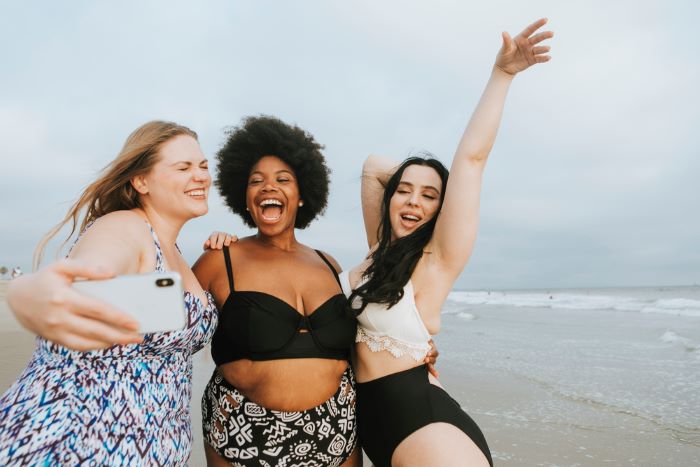Femmes heureuses et epanouies qui assument leur corps