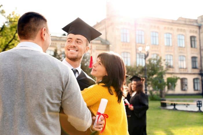 Parents fiers qui ont finance les etudes de leur enfant