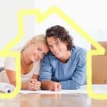 Un couple heureux qui a a choisi une nouvelle assurance habitation