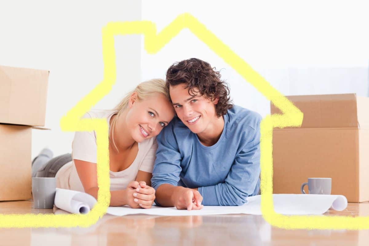 Un couple heureux qui a a choisi une nouvelle assurance habitation