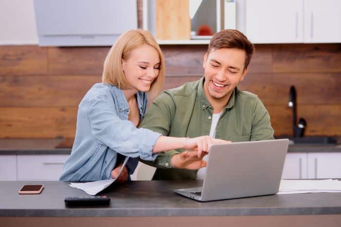 Un couple qui souscrit une nouvelle assurance habitation en ligne