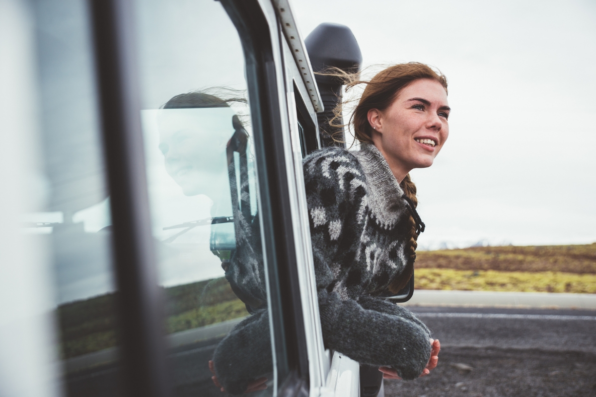 une voyageuse en itinéraire en Islande