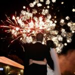 Nouveaux mariés sous un feu d'artifice de mariage