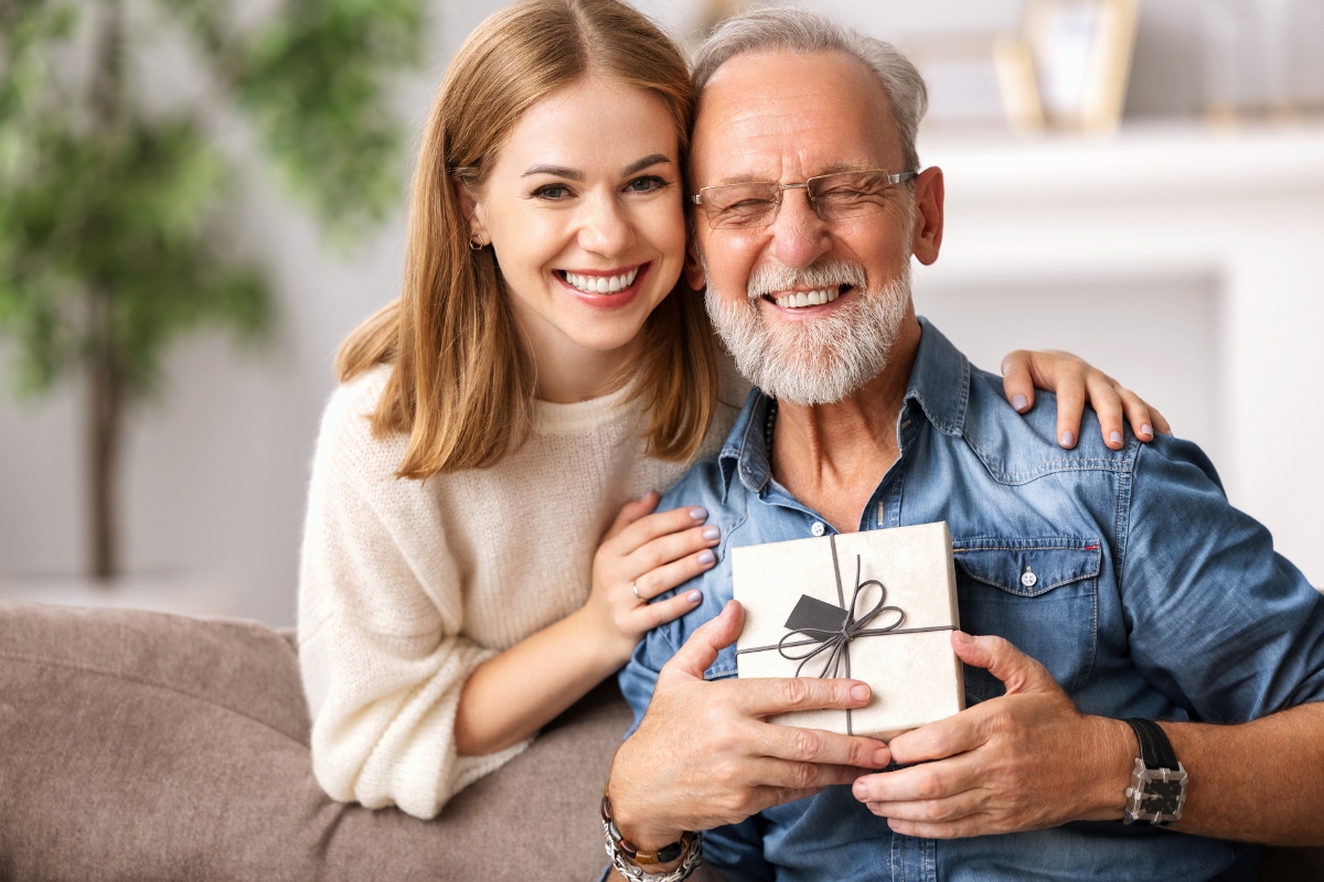 moment de joie entre un père et sa famille qui lui remet un cadeau