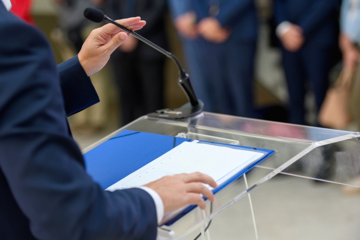 un candidat aux élections présentant son programme en vue du vote ce dimanche