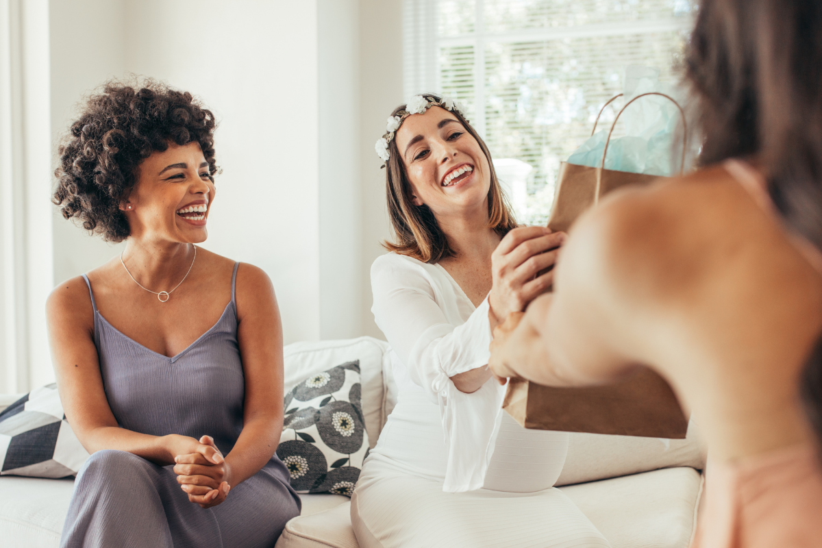 des amies offrant des cadeaux à une femme enceinte