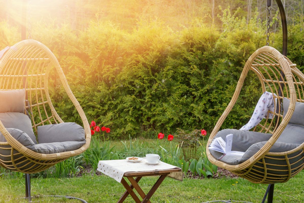 deux beaux fauteuils en rotin design dans un jardin charmant