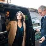 Un couple sortant d'un taxi aéroport