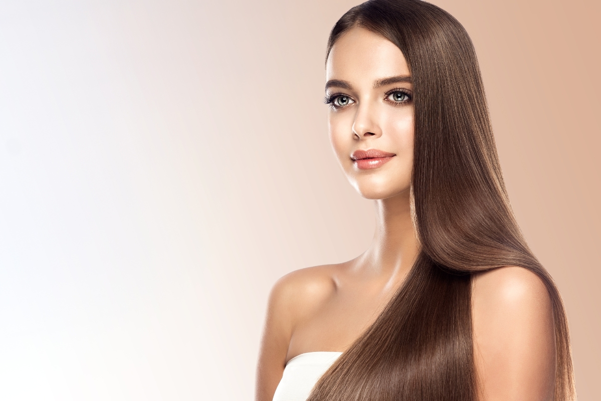 belle femme chatain cheveux très longs soyeux