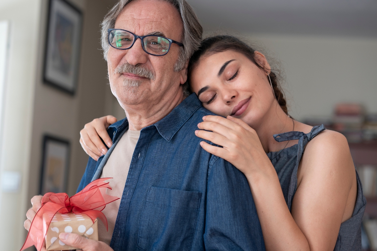 un père qui reçoit un cadeau de sa fille, moments de tendresses