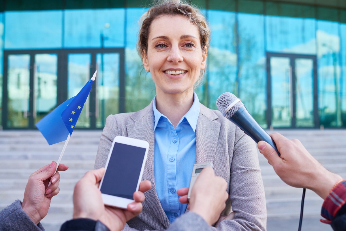 Une femme politique répond à des questions sur les Européennes
