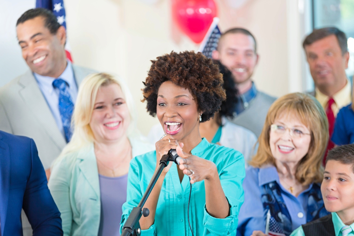 Une femme candidate fait un discours