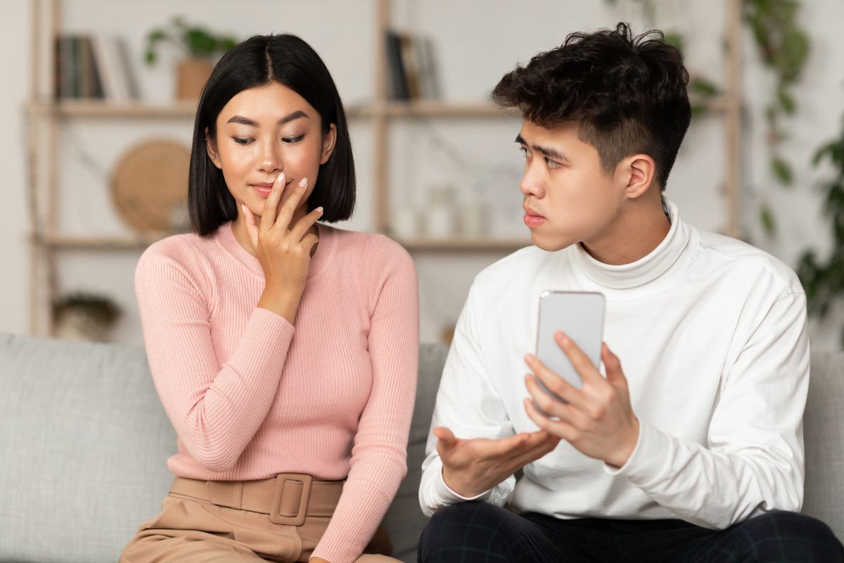 Une femme a un doute sur son homme concernant sa trahison