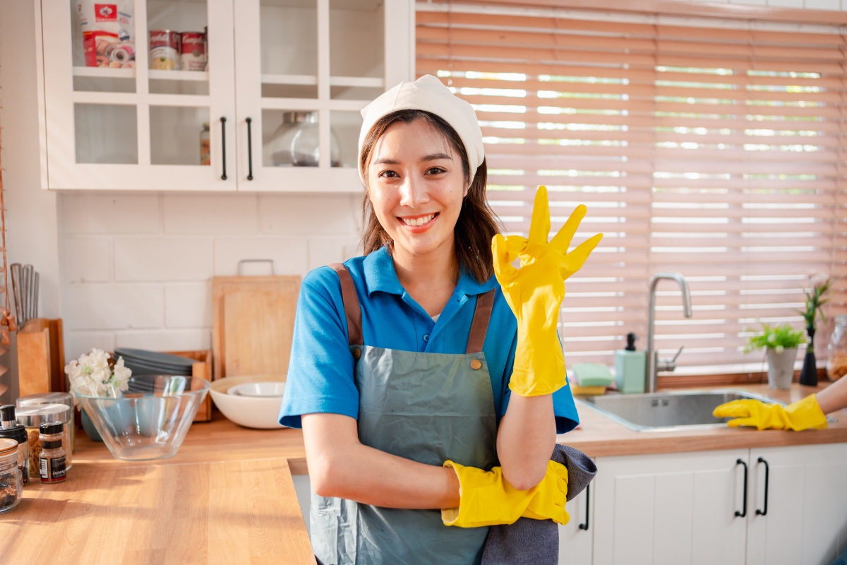 femme de ménage qui a bien nettoyé la cuisine
