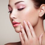 Belle femmes avec de beaux ongles naturels