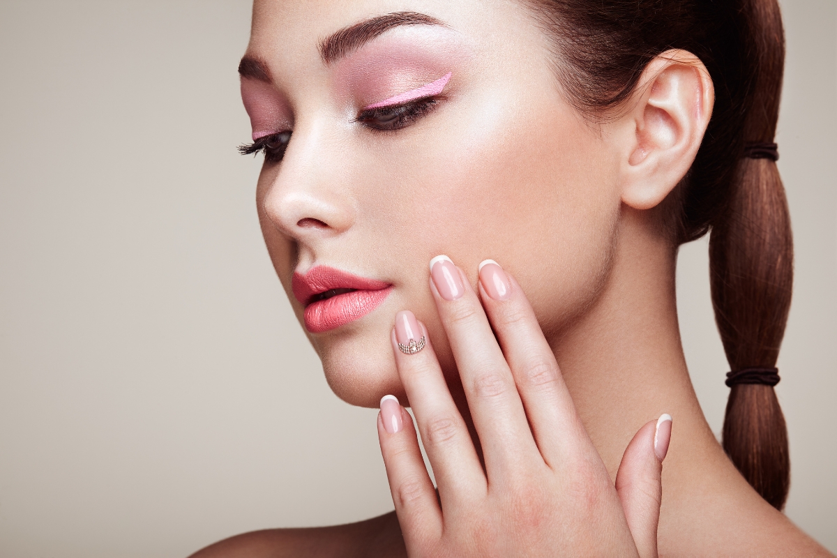 Belle femmes avec de beaux ongles naturels