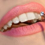 Femme qui un bijou dentaire pour un beau sourire