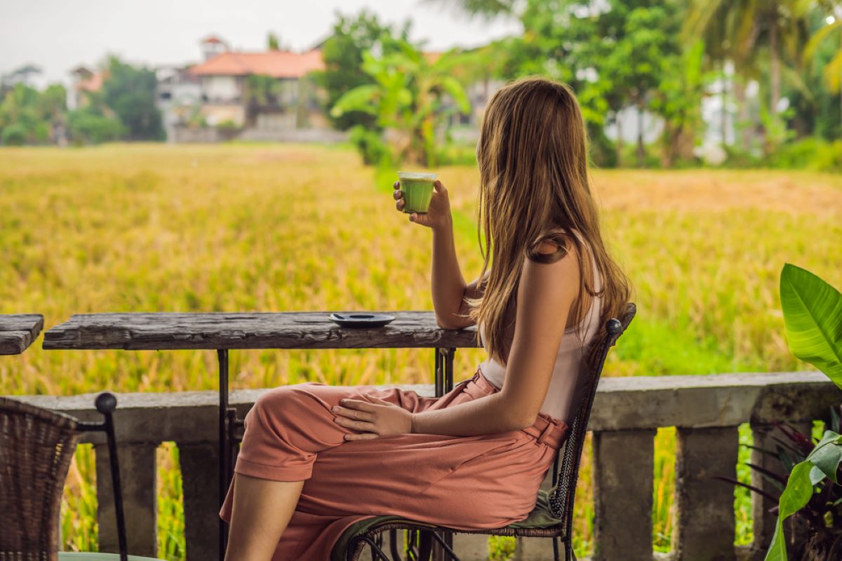 Jeune femme savourant du the matcha bio