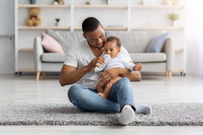 Papa qui donne le biberon a son enfant