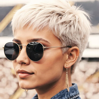 femme lunettes soleil et coupe courte pixie déstructurée blonde polaire idéale pour affirmer son style à la fin de l'été