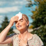 femme qui a trop chaud en vacances