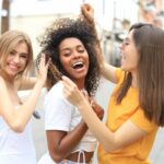 Jeunes femmes heureuses qui ont de beaux cheveux grace a des soins adaptes a leur type de cheveux