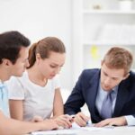 Un couple qui signent des documents de divorce a lamiable
