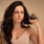 Une femme qui a les cheveux tres secs et abimes et qui cherche une solution 1