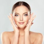 Une jeune femme qui a une belle peau avec des complements alimentaires