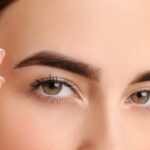 Une belle femme aux contours de yeux lisses et sans rides