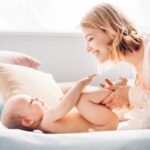 Une maman qui prend soin de son bebe avec des bons produits dhygiene