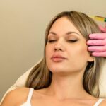 Une femme qui subit un traitement PRP pour cheveux esthétiques en cliniques