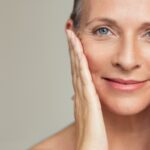 belle femme agée à la peau élastique et mat