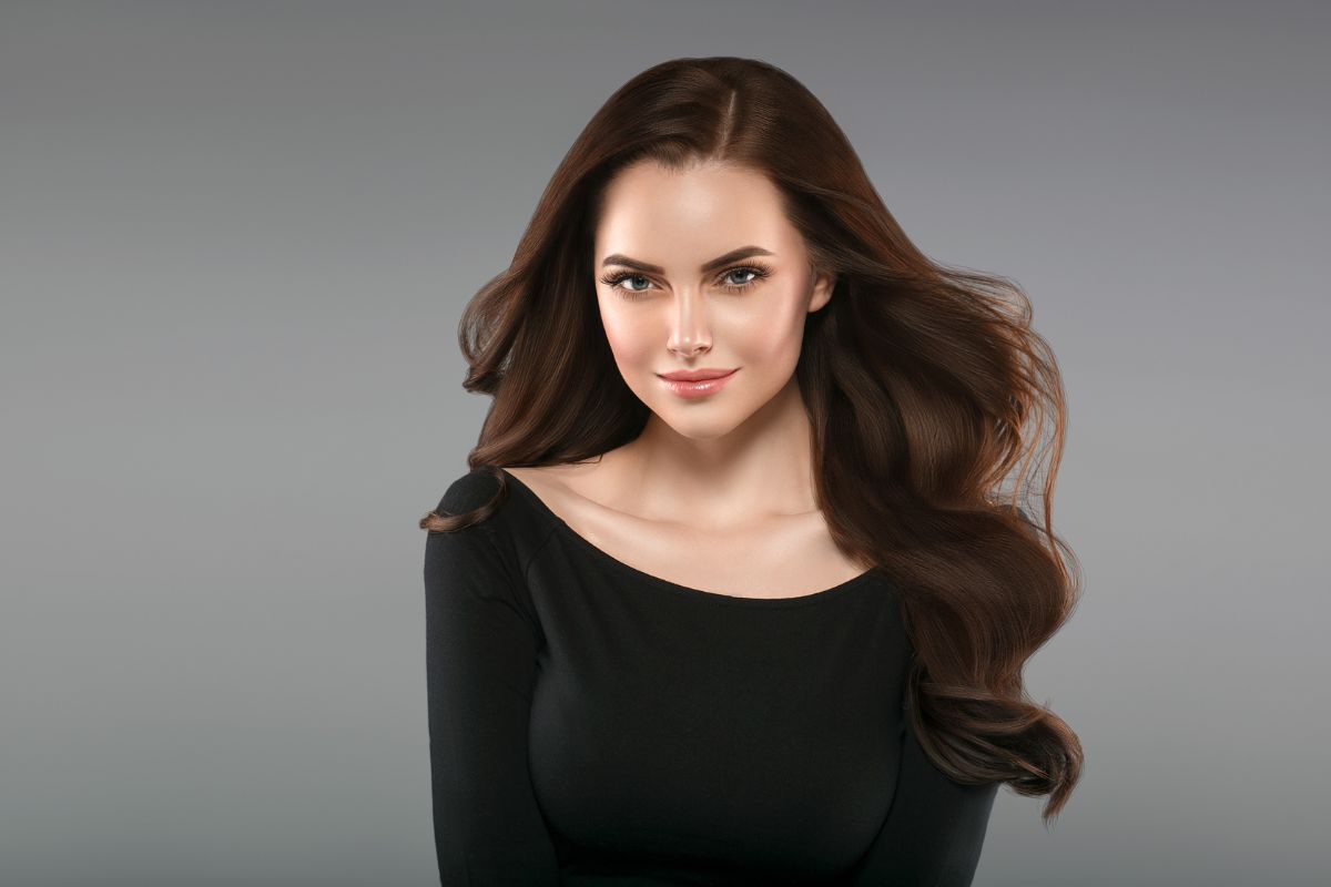 belle femme aux cheveux et visage en bonne santé