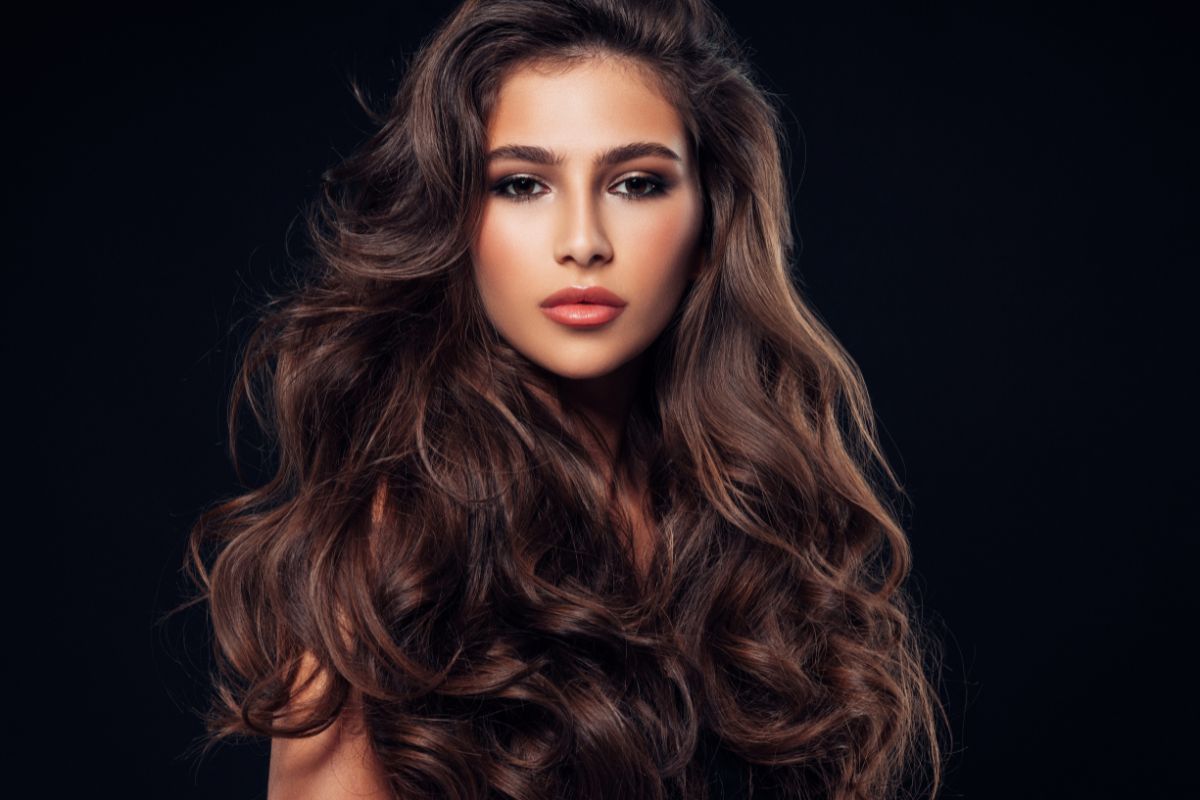 belle brune aux cheveux éclatants et au visage radieux