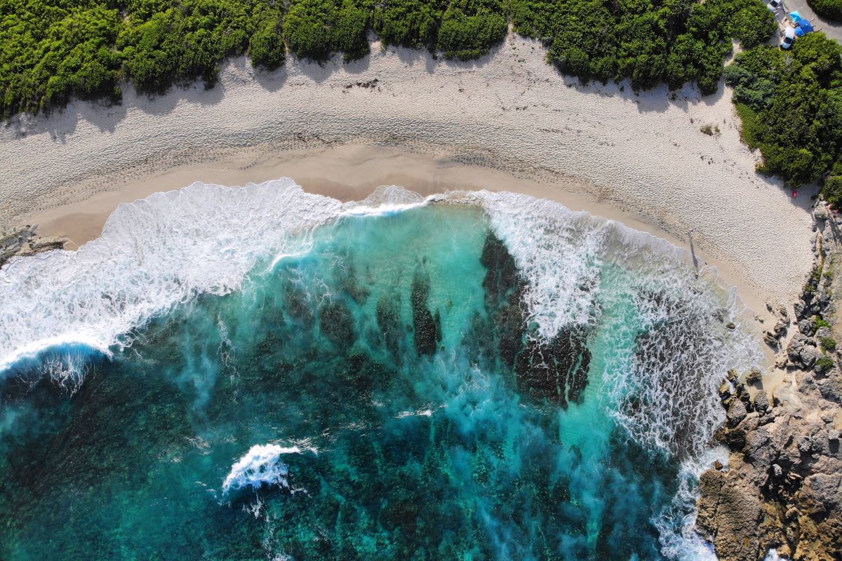 plage eau bleue magnifique Guadeloupe 