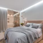 une chambre confortable avec un lit douillet couvert d'une belle parure de lit. Chambre style hotel