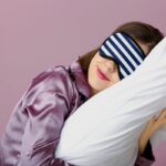 une femme qui test un oreiller confortable moelleux