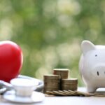 un coeur, des pieces, une tirelire, concept mutuelle santé faire des économies