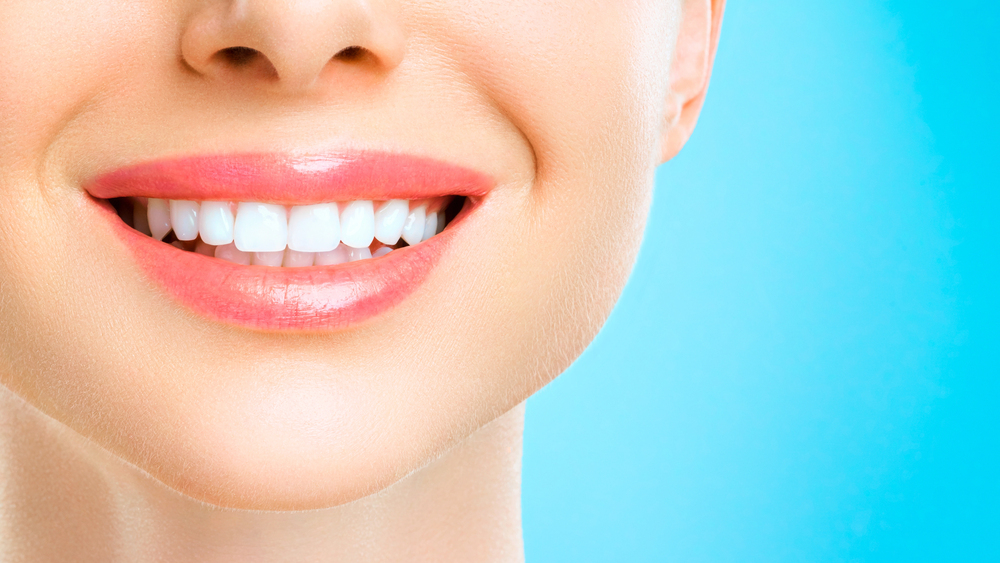 un sourire parfait d'une belle femme en gros plan, dents bien alignés et levres pulpeuses