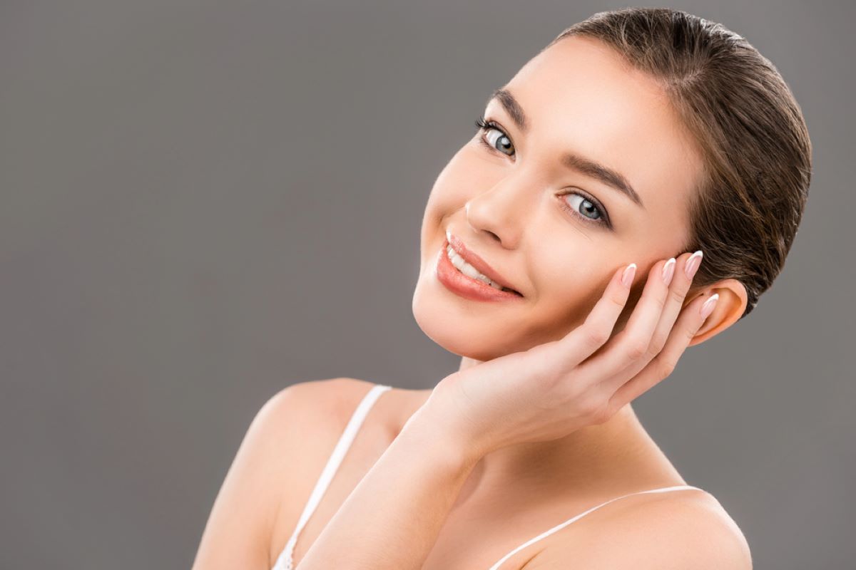 Une femme qui a une belle peau suite a une epilation definitive