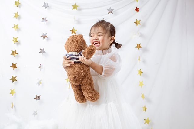 une petite fille tres heureuse en jouant avec sa peluche