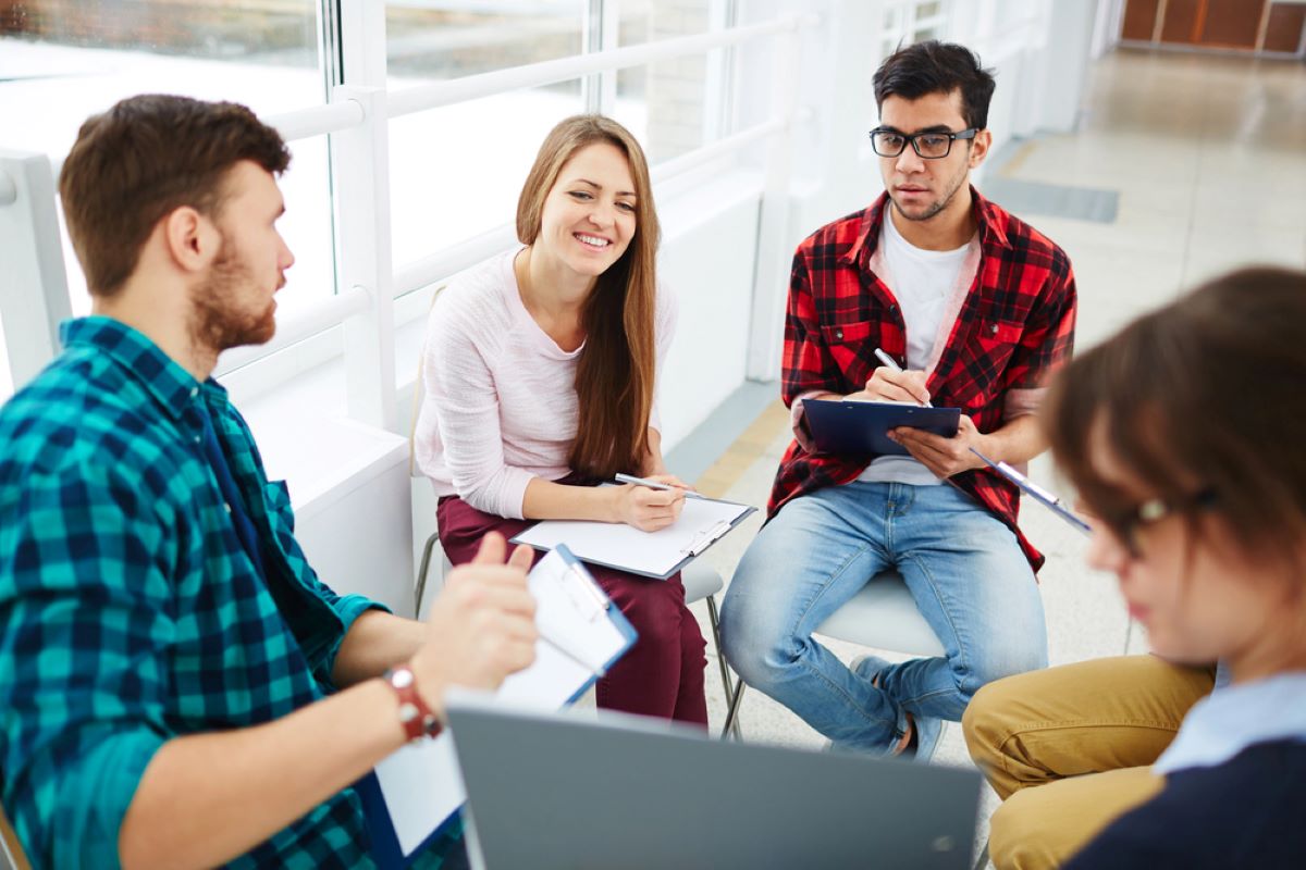 Des etudiants dans une ecole de metiers de la commuication