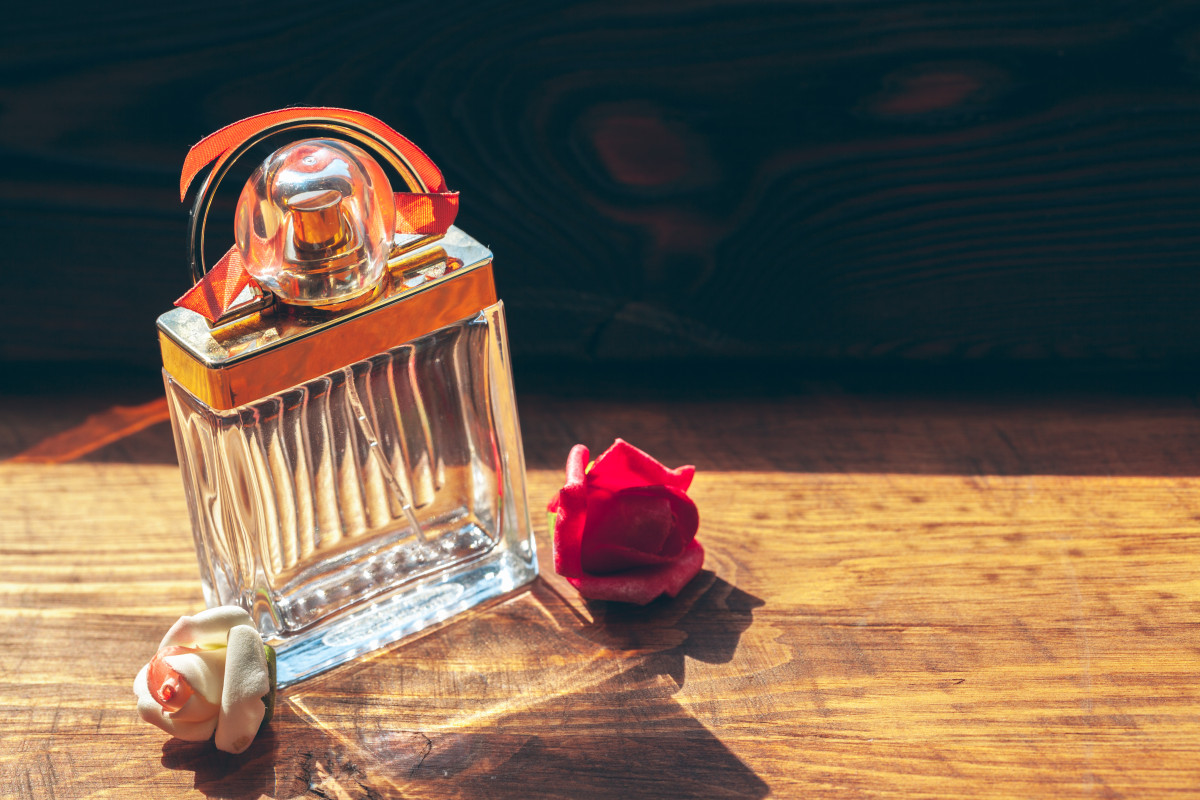 des flacons de parfums sur un support en bois