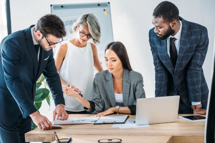 Une equipe qui se forme aux metiers de la communication 