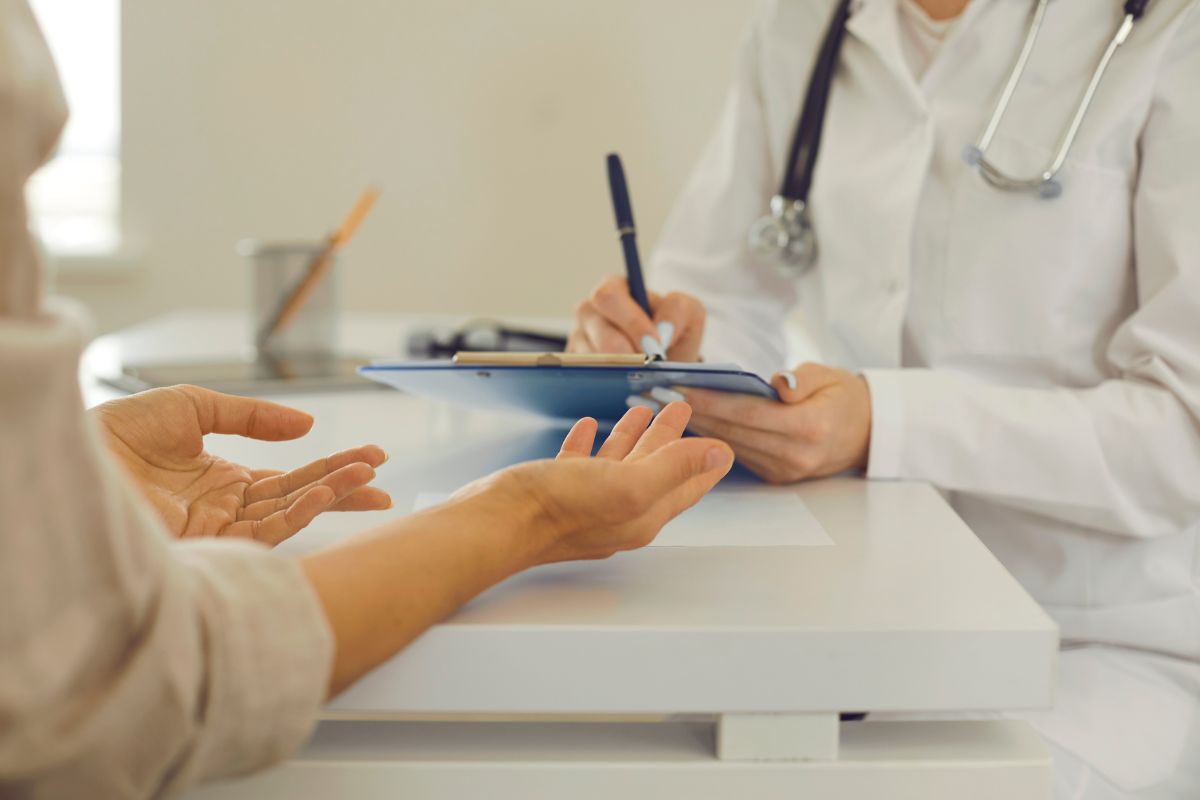 Signature d’un contrat de complémentaire santé après explication des garanties par un professionnel de santé