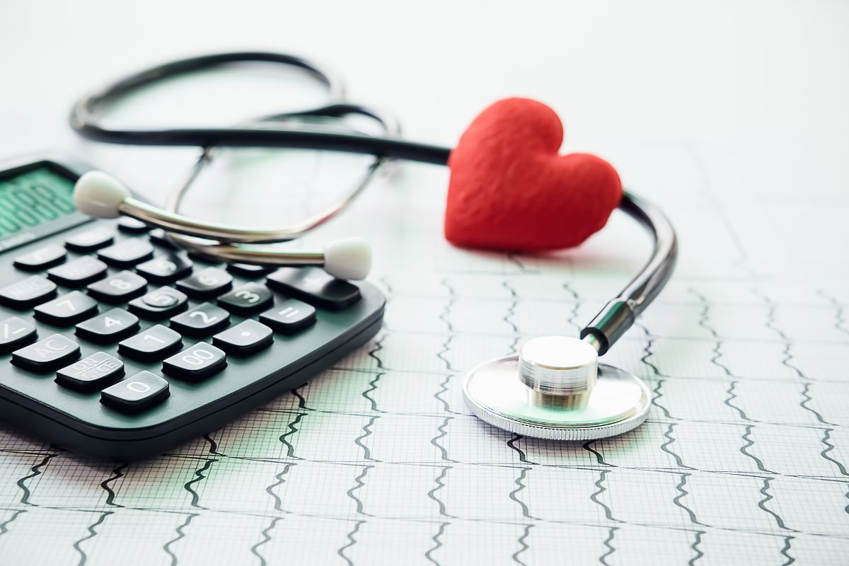 Concept de budget santé et remboursement — stéthoscope, cœur rouge et calculatrice illustrant l’importance d’une assurance santé efficace