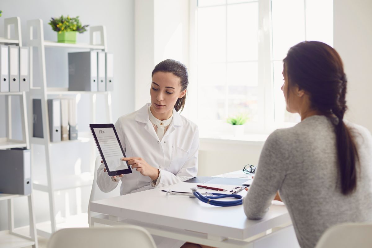 Conseils personnalisés d’une médecin à une patiente lors d’un rendez-vous pour choix de mutuelle santé adaptée
