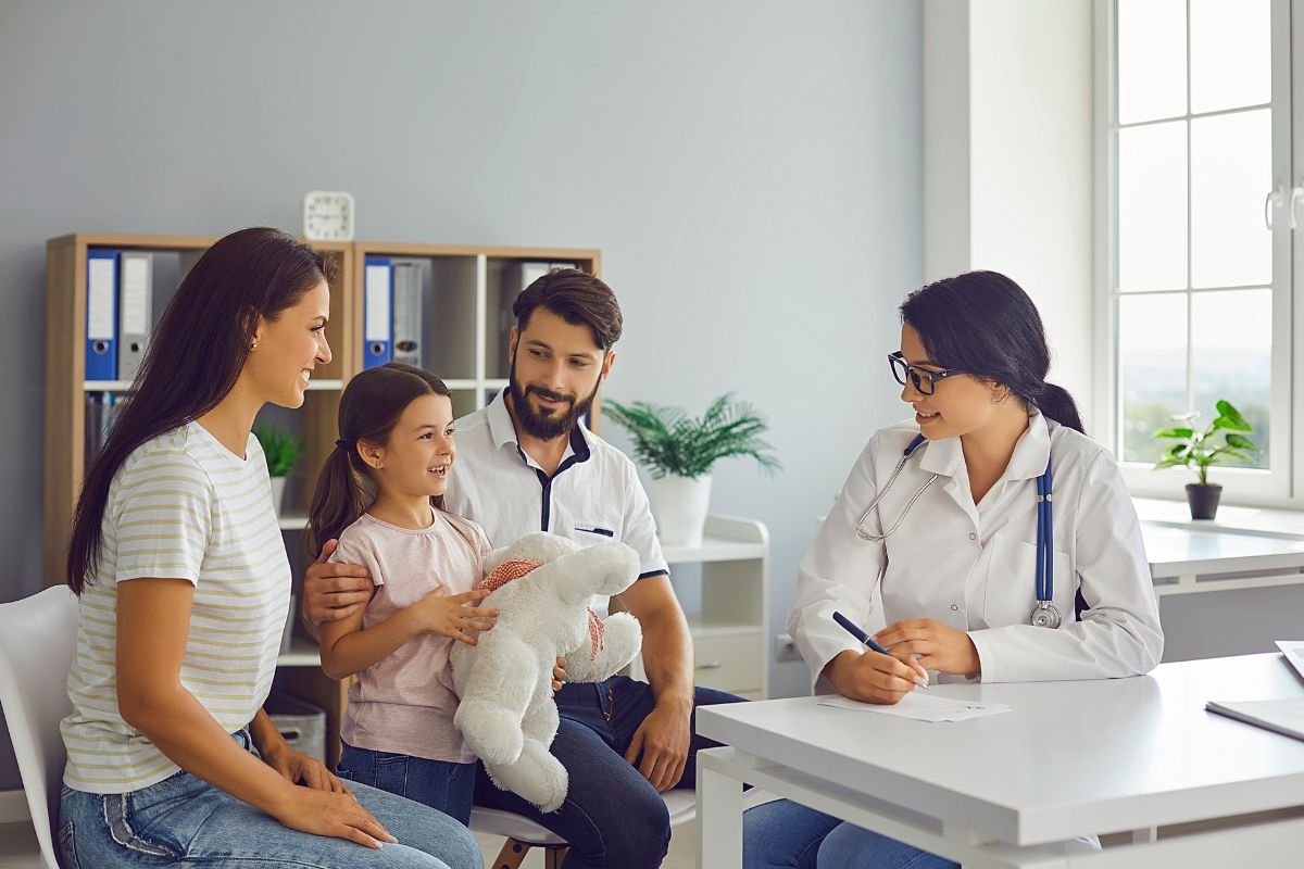 Consultation médicale en famille chez un médecin généraliste — suivi de santé pour enfant et parent avec professionnels de santé